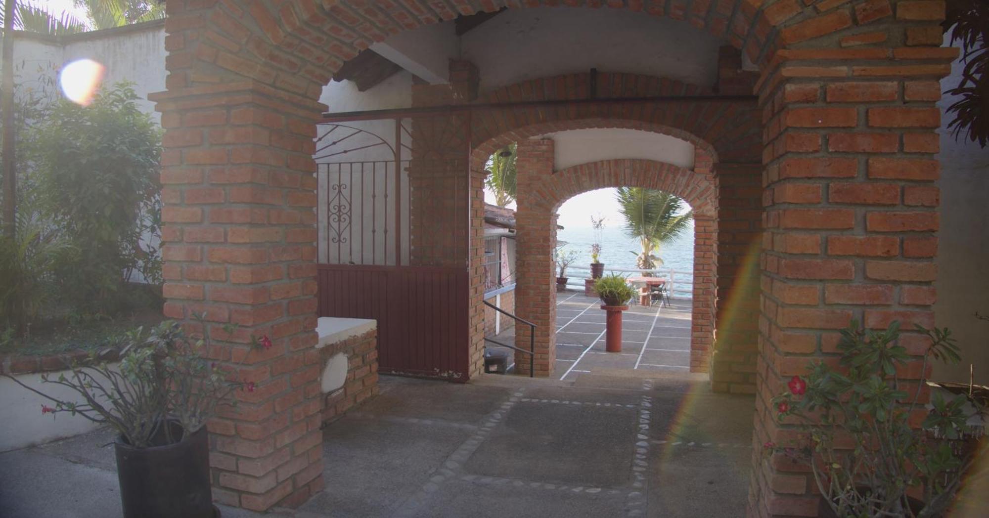 Traditional Sierra Leon Oceanfront Rooms - Adults Only Puerto Vallarta Bagian luar foto